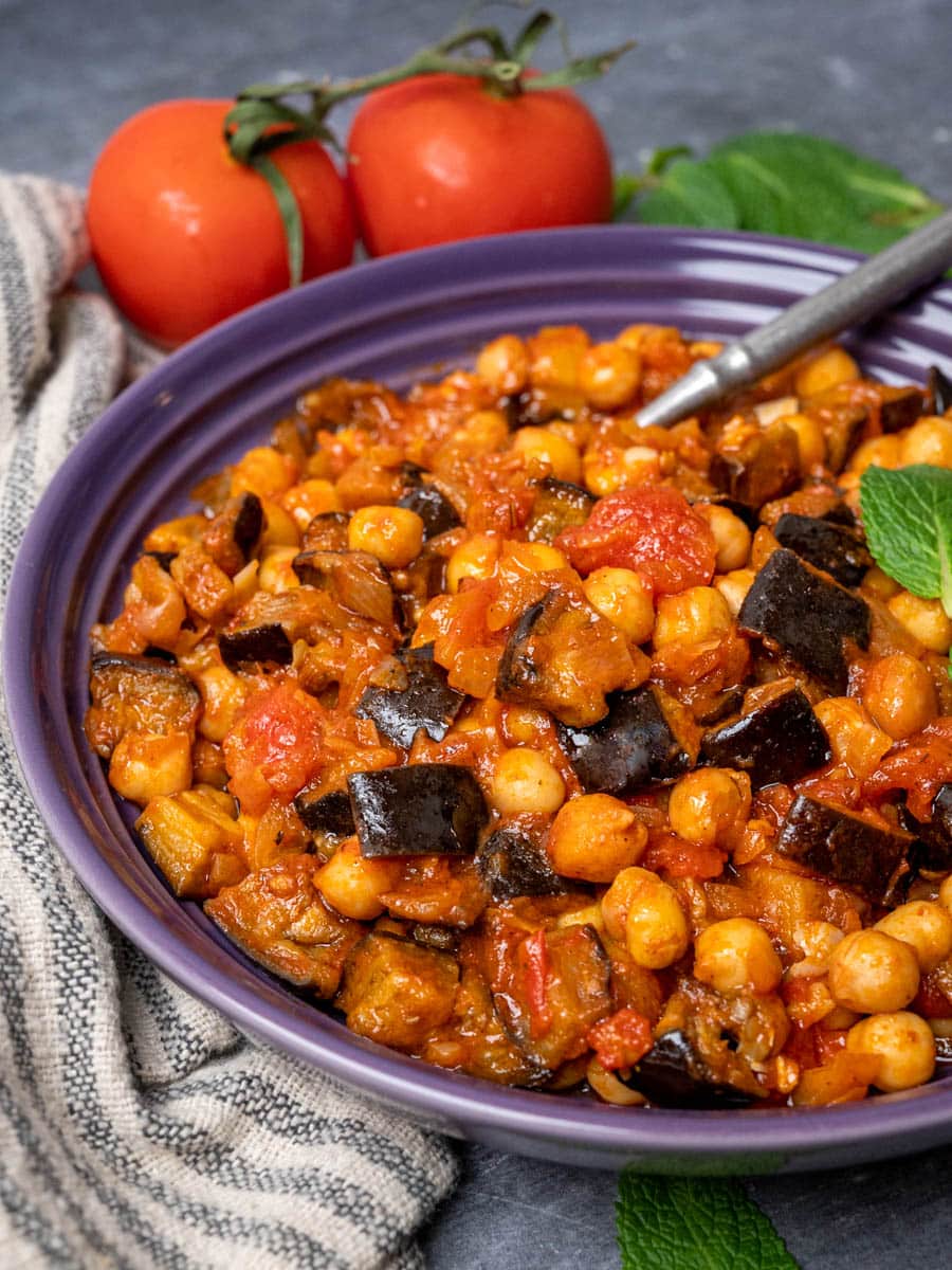 a plate of chickpeas stew