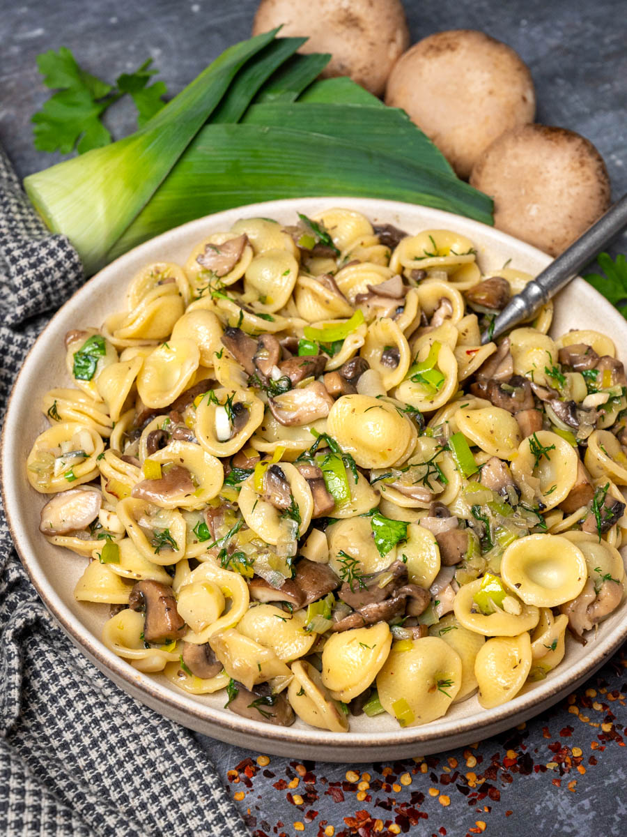 vegan leek and mushroom pasta